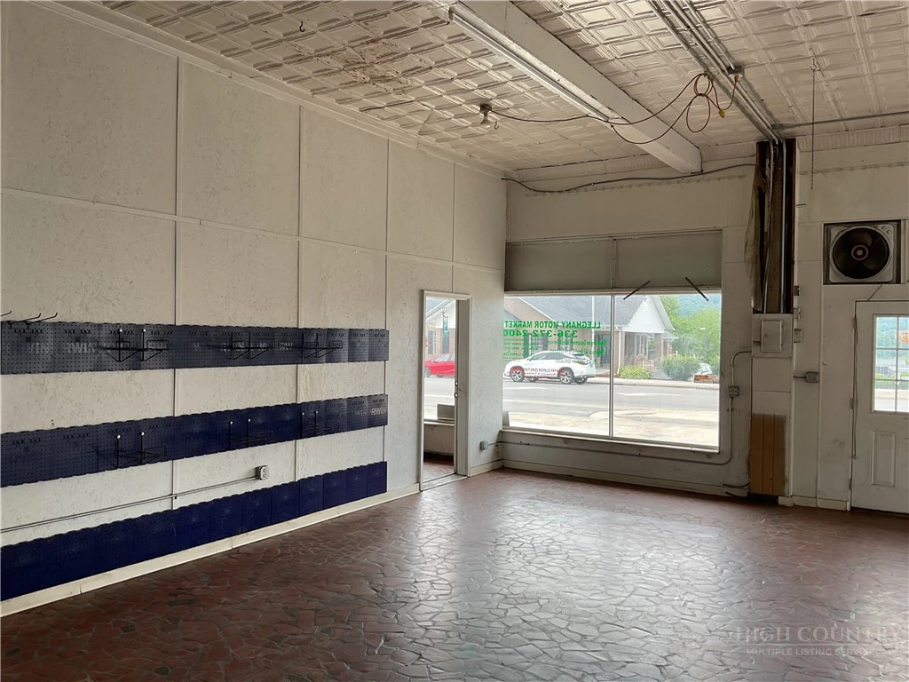 Image number 17 for the current listing