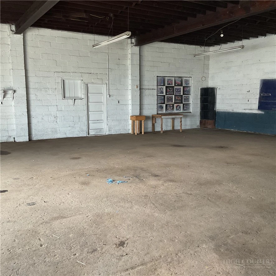 Image number 14 for the current listing