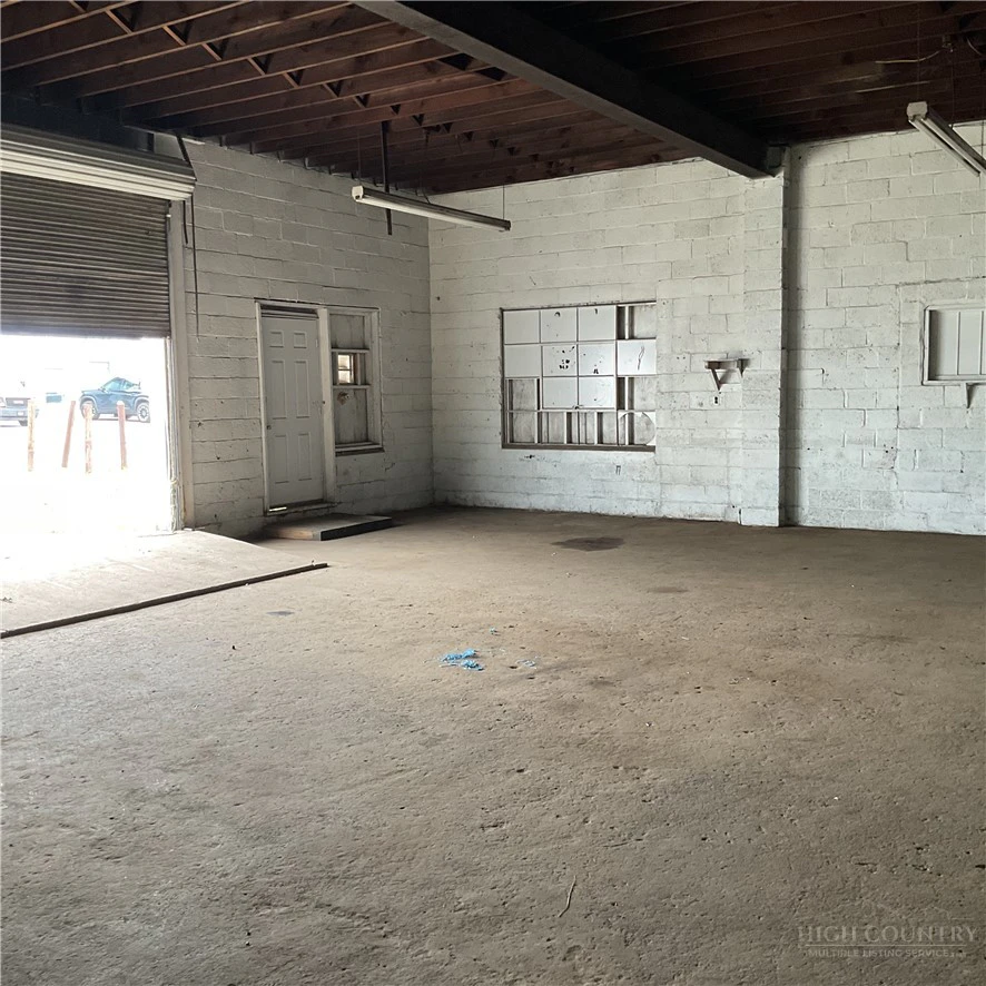 Image number 11 for the current listing
