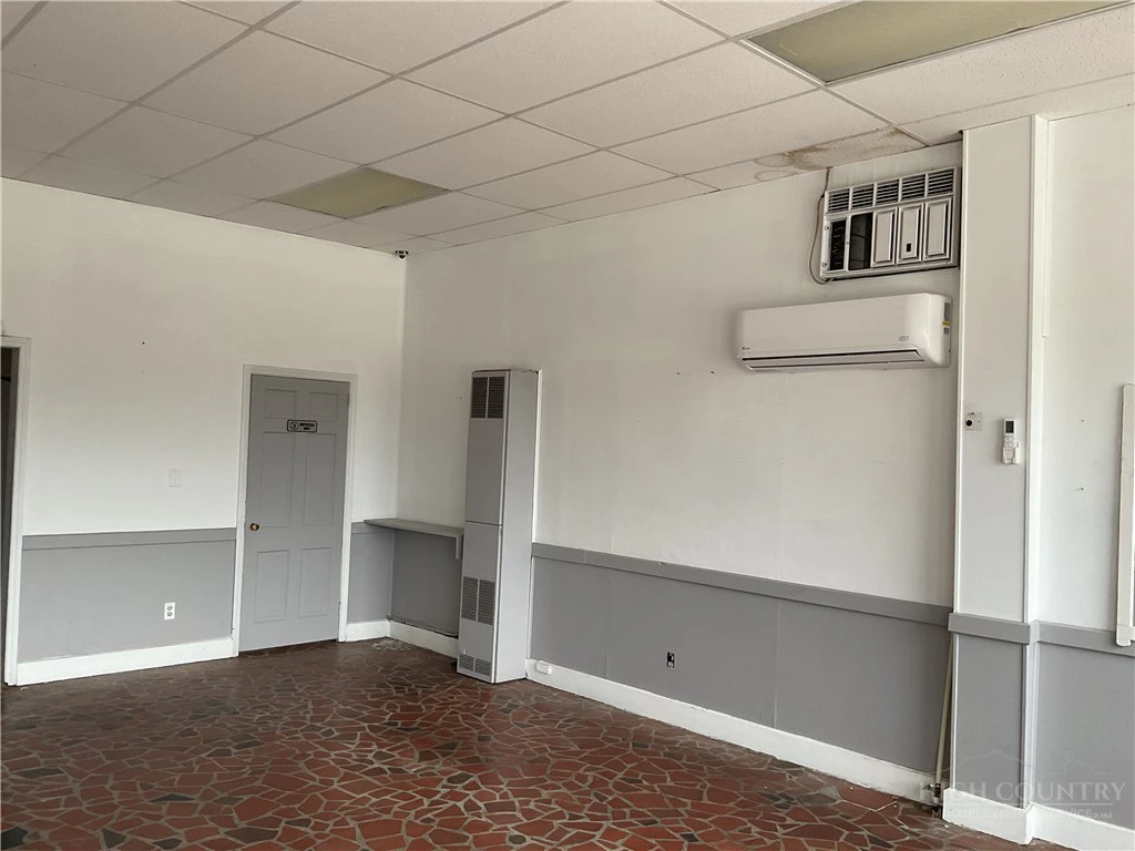 Image number 4 for the current listing