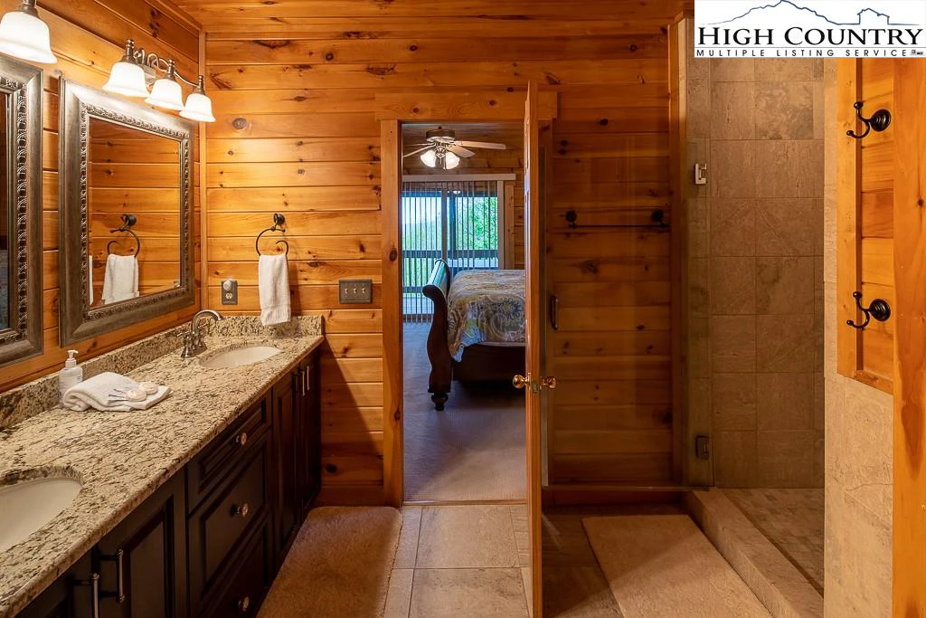 Image number 2 for the current listing