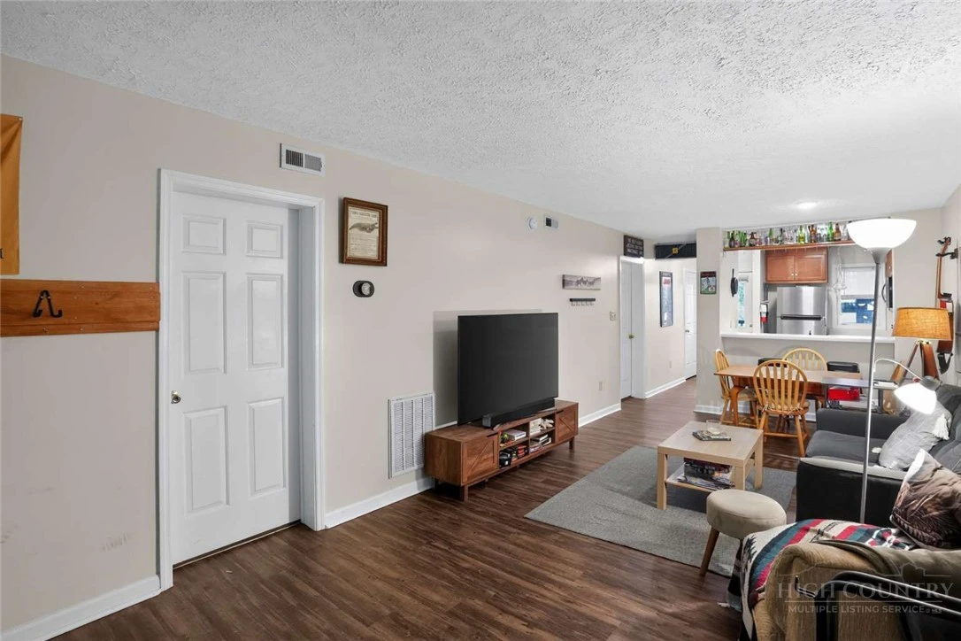 Image number 13 for the current listing