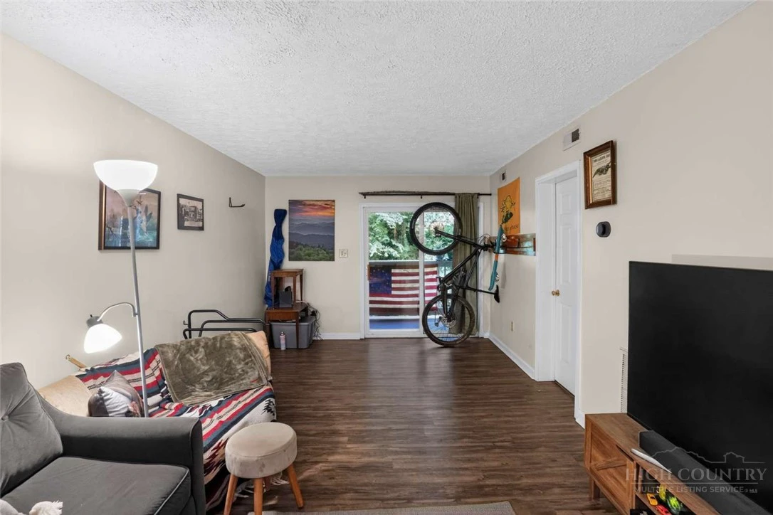 Image number 15 for the current listing
