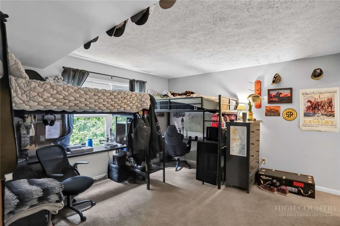 Image number 17 for the current listing