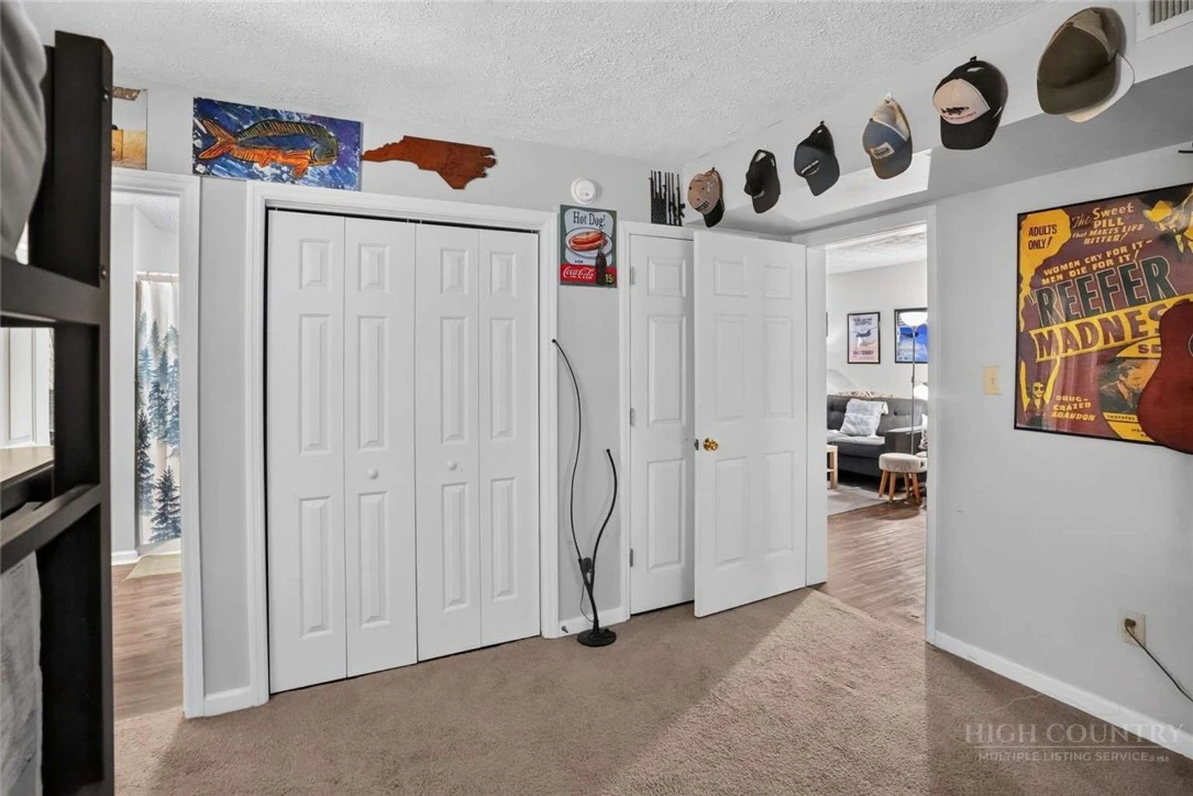 Image number 19 for the current listing