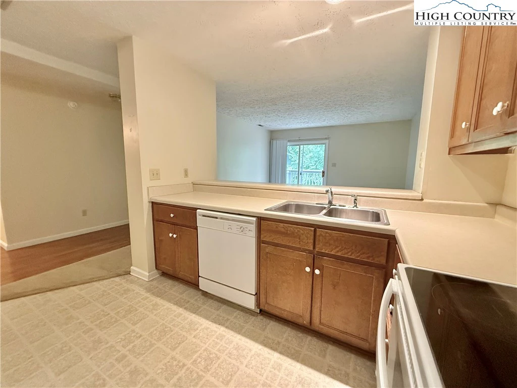 Image number 17 for the current listing