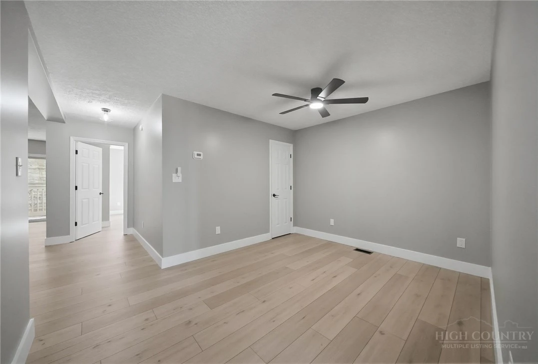 Image number 15 for the current listing