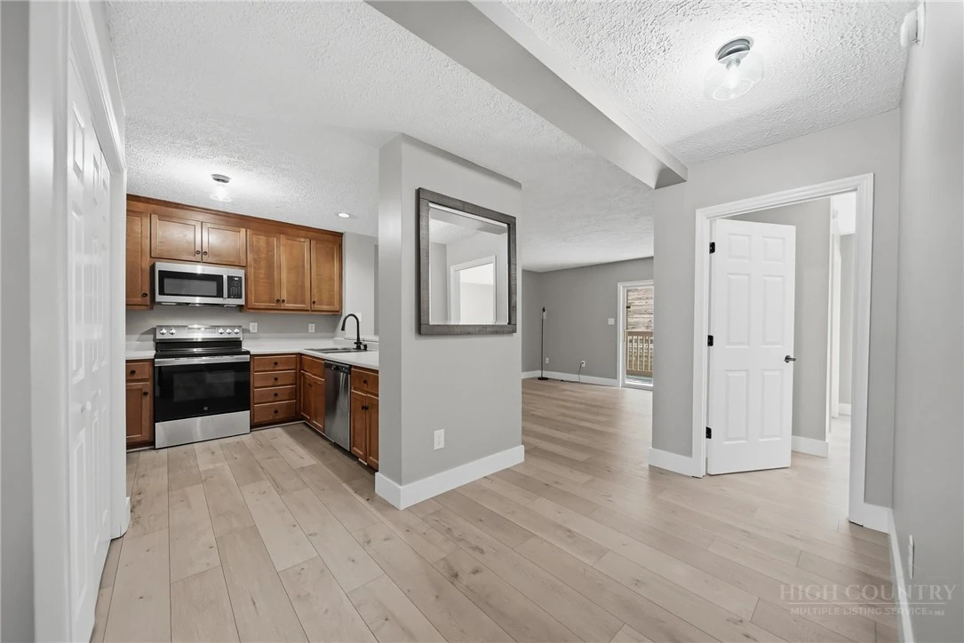 Image number 14 for the current listing