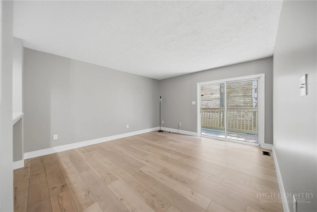 Image number 11 for the current listing
