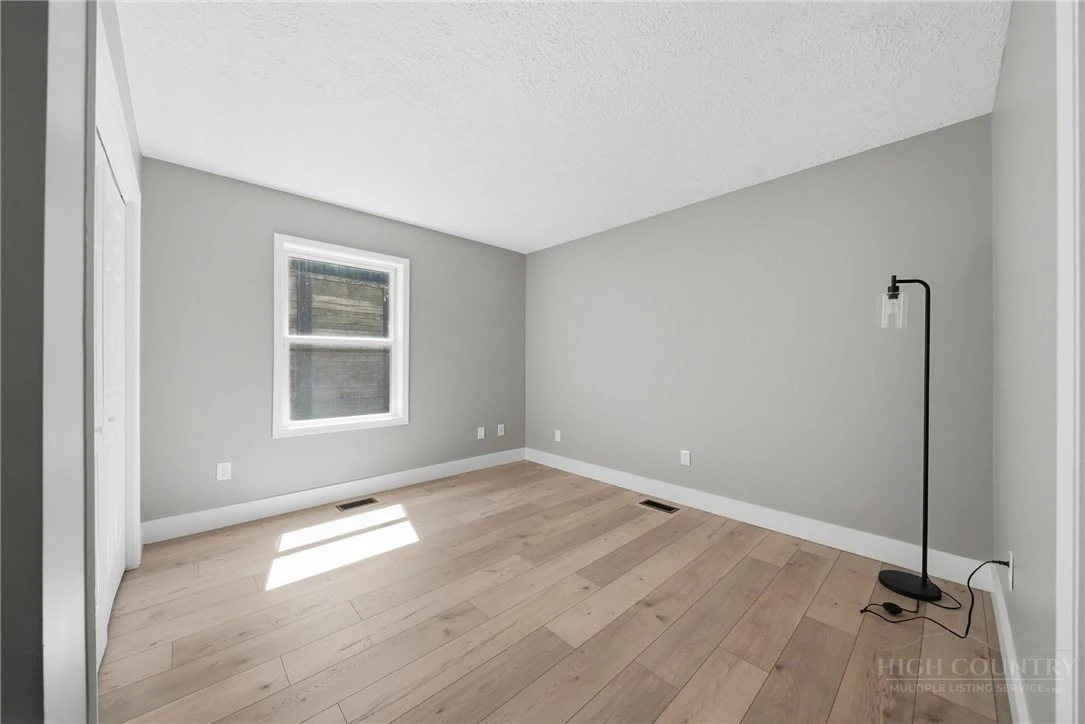 Image number 9 for the current listing