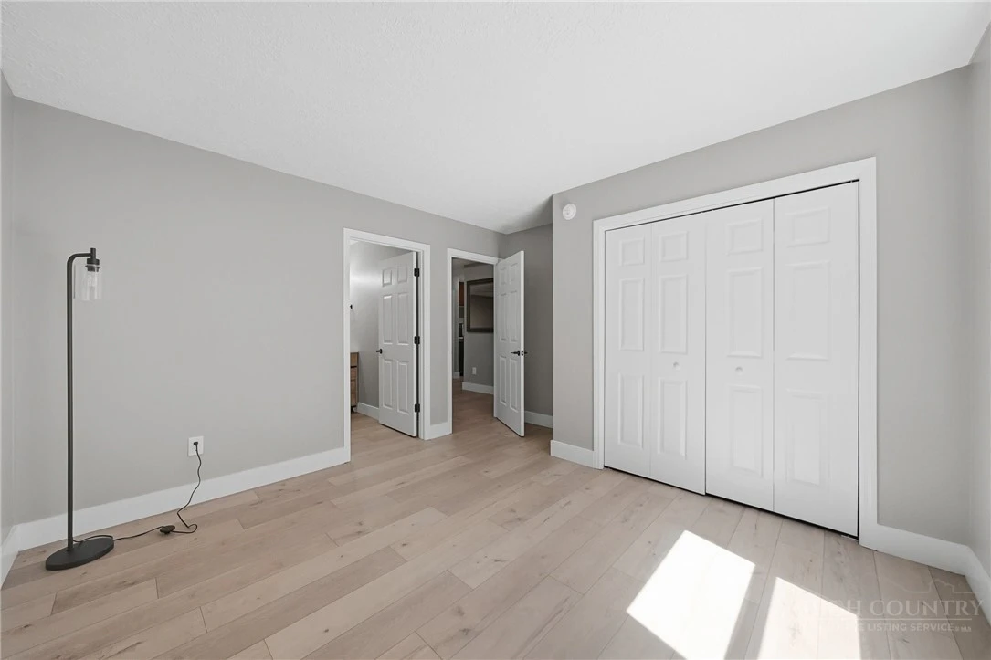 Image number 8 for the current listing