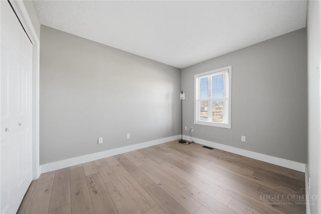 Image number 5 for the current listing