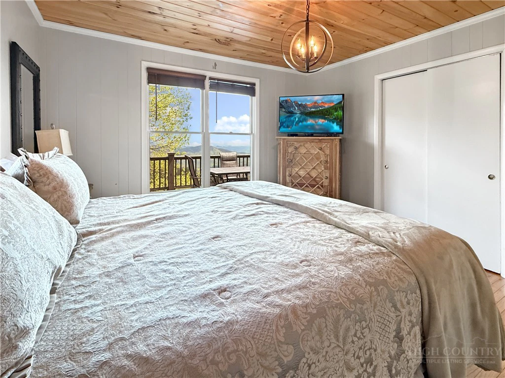 Image number 21 for the current listing