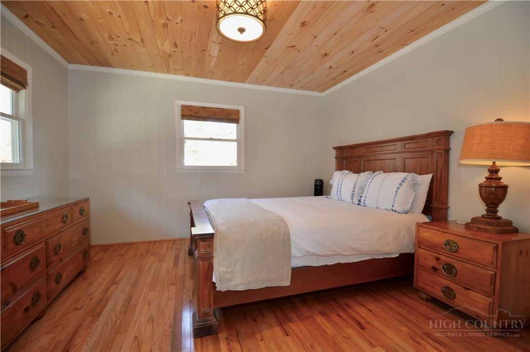 Image number 19 for the current listing
