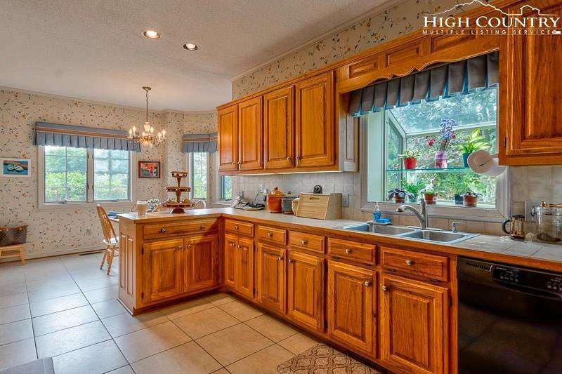 Image number 5 for the current listing