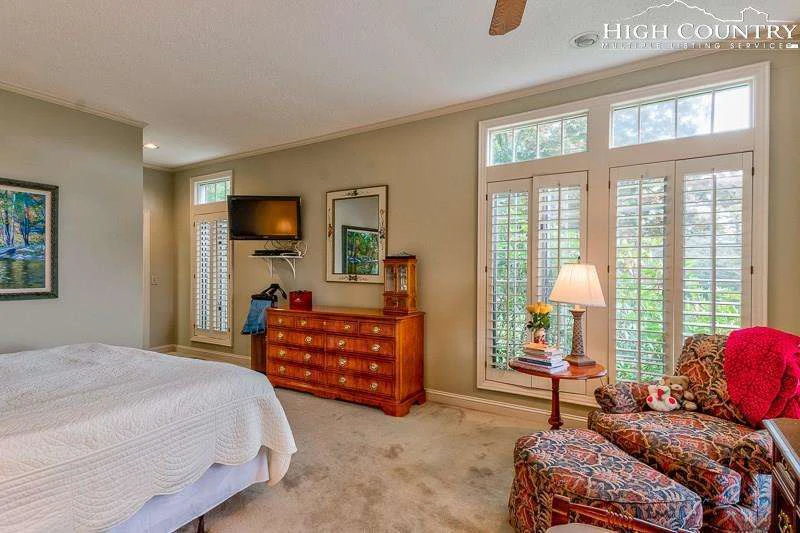 Image number 9 for the current listing