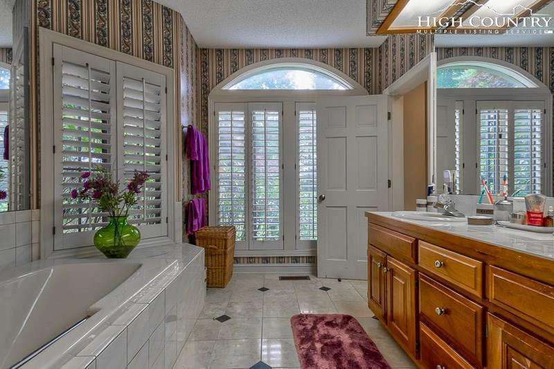 Image number 2 for the current listing