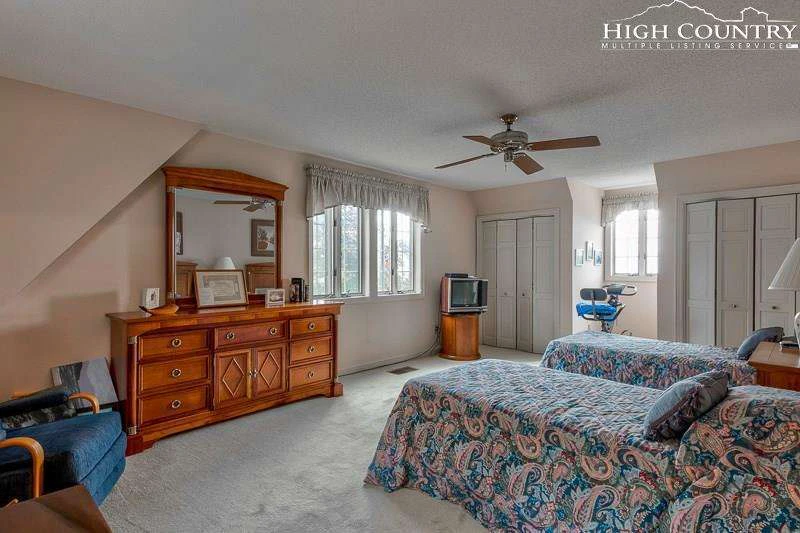 Image number 13 for the current listing