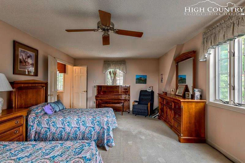 Image number 14 for the current listing