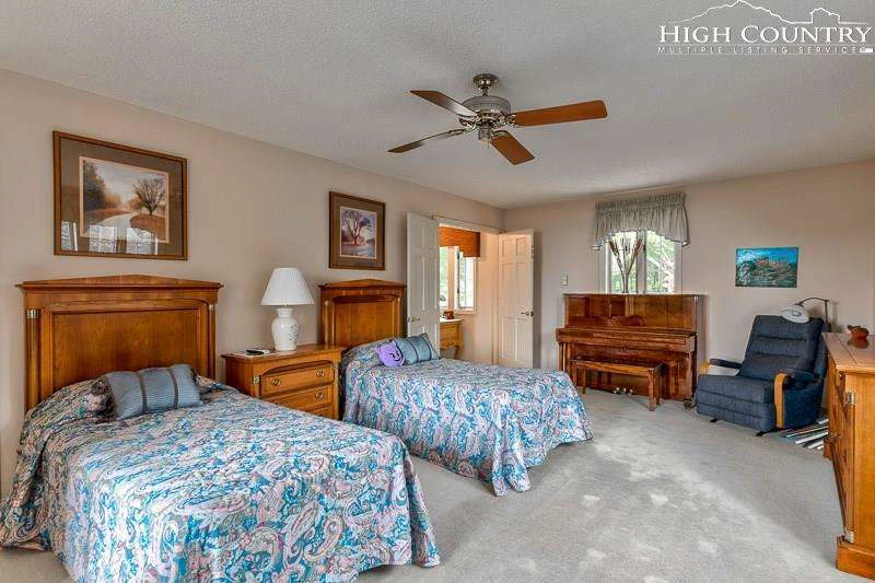 Image number 15 for the current listing
