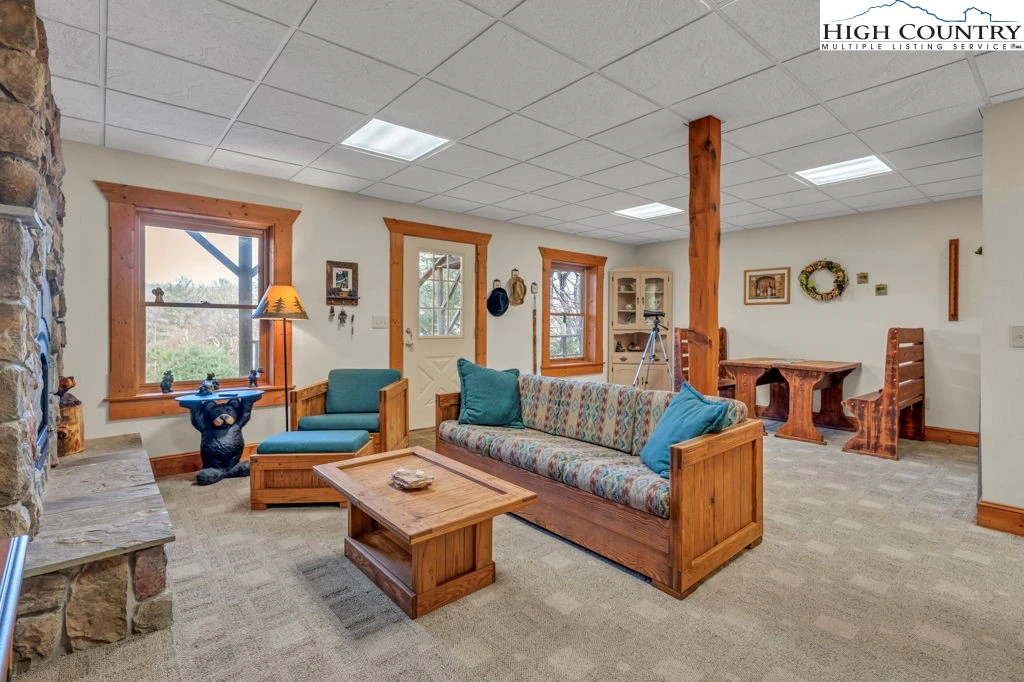 Image number 14 for the current listing
