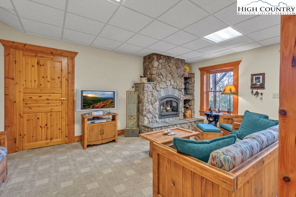 Image number 15 for the current listing