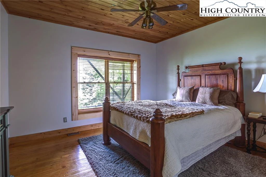 Image number 7 for the current listing
