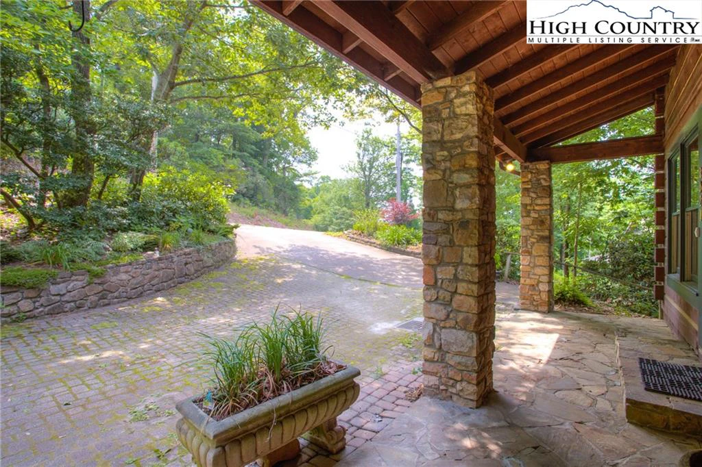 Image number 14 for the current listing