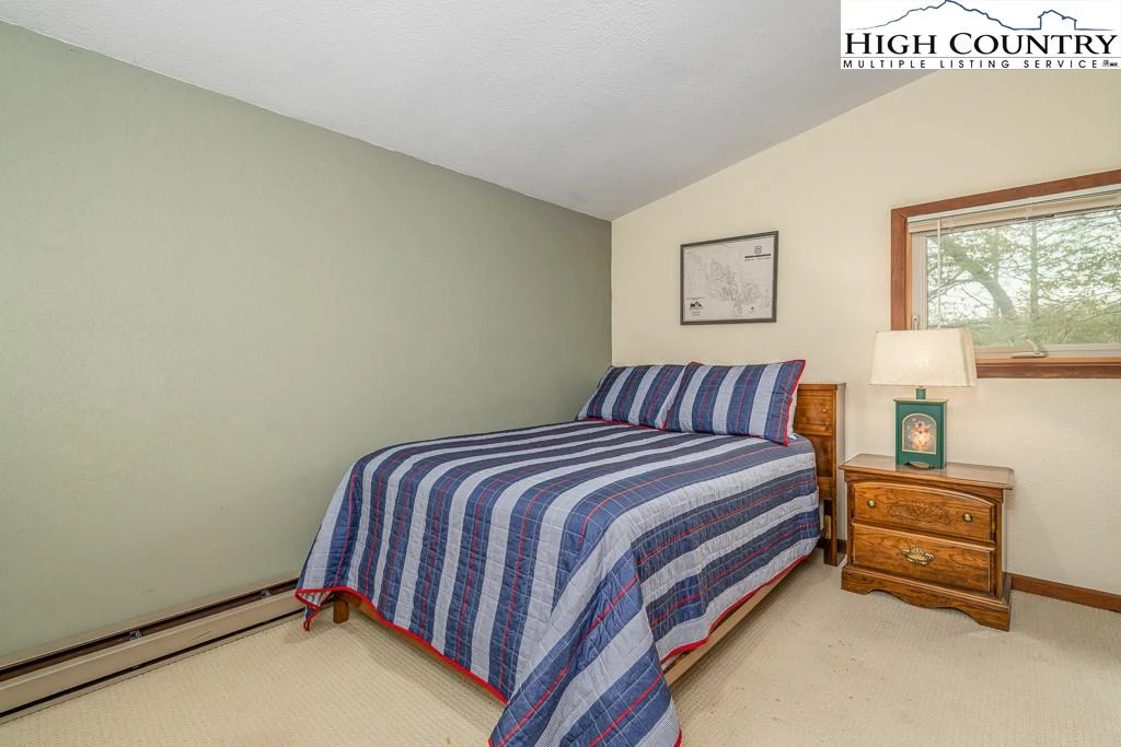 Image number 19 for the current listing