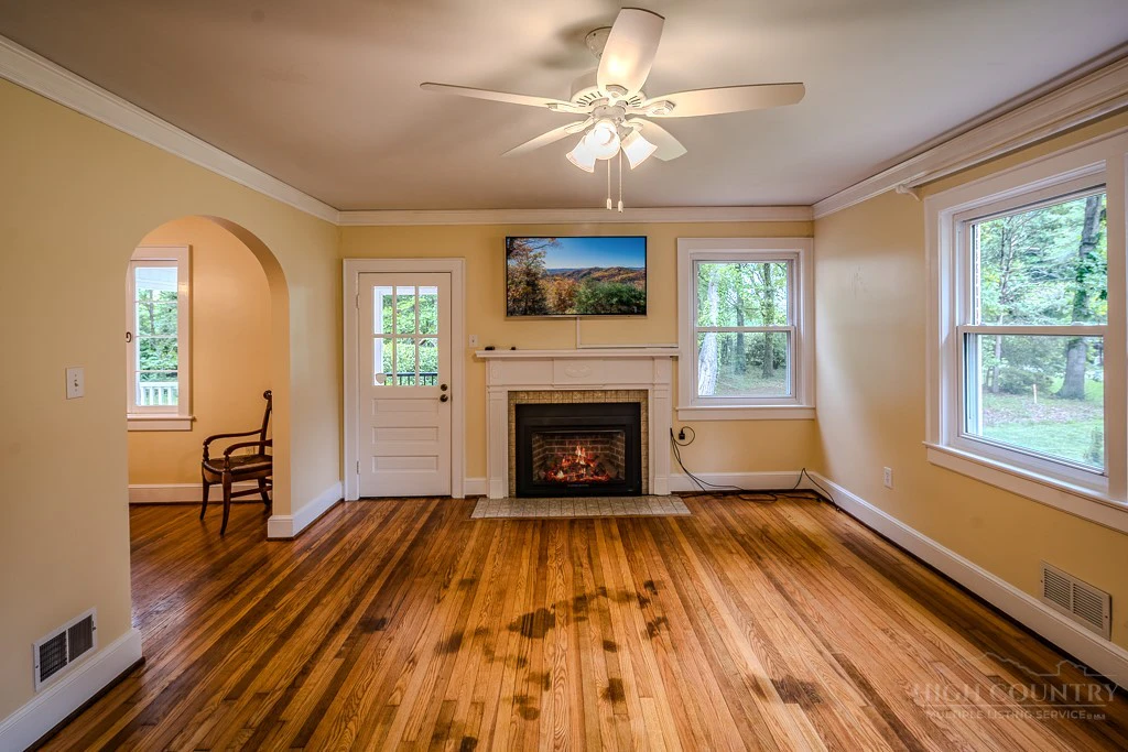 Image number 7 for the current listing