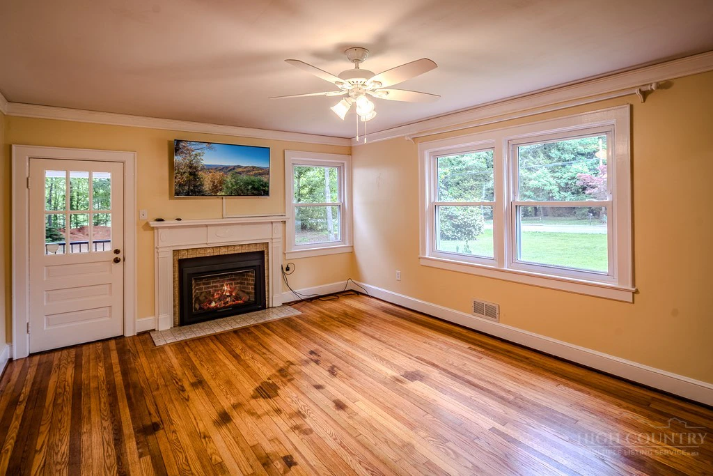 Image number 8 for the current listing
