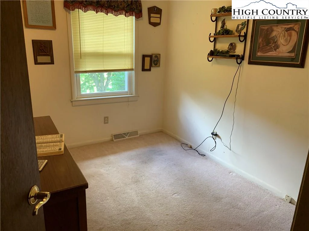 Image number 10 for the current listing