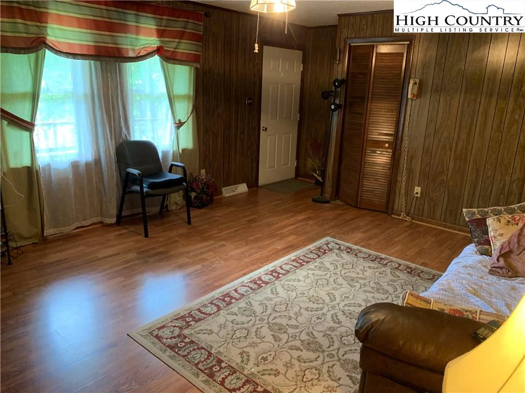 Image number 9 for the current listing