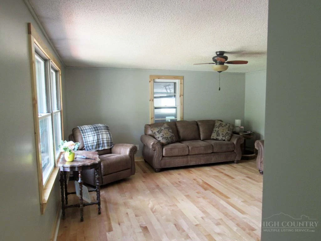 Image number 7 for the current listing