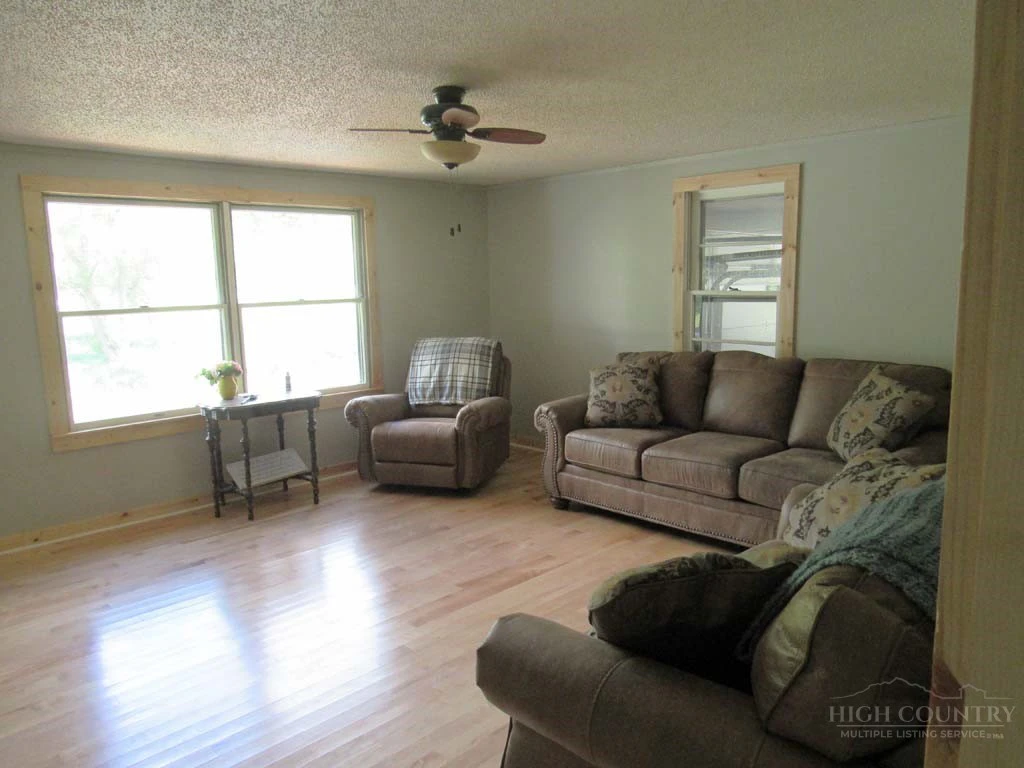 Image number 8 for the current listing