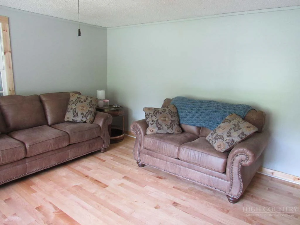 Image number 9 for the current listing