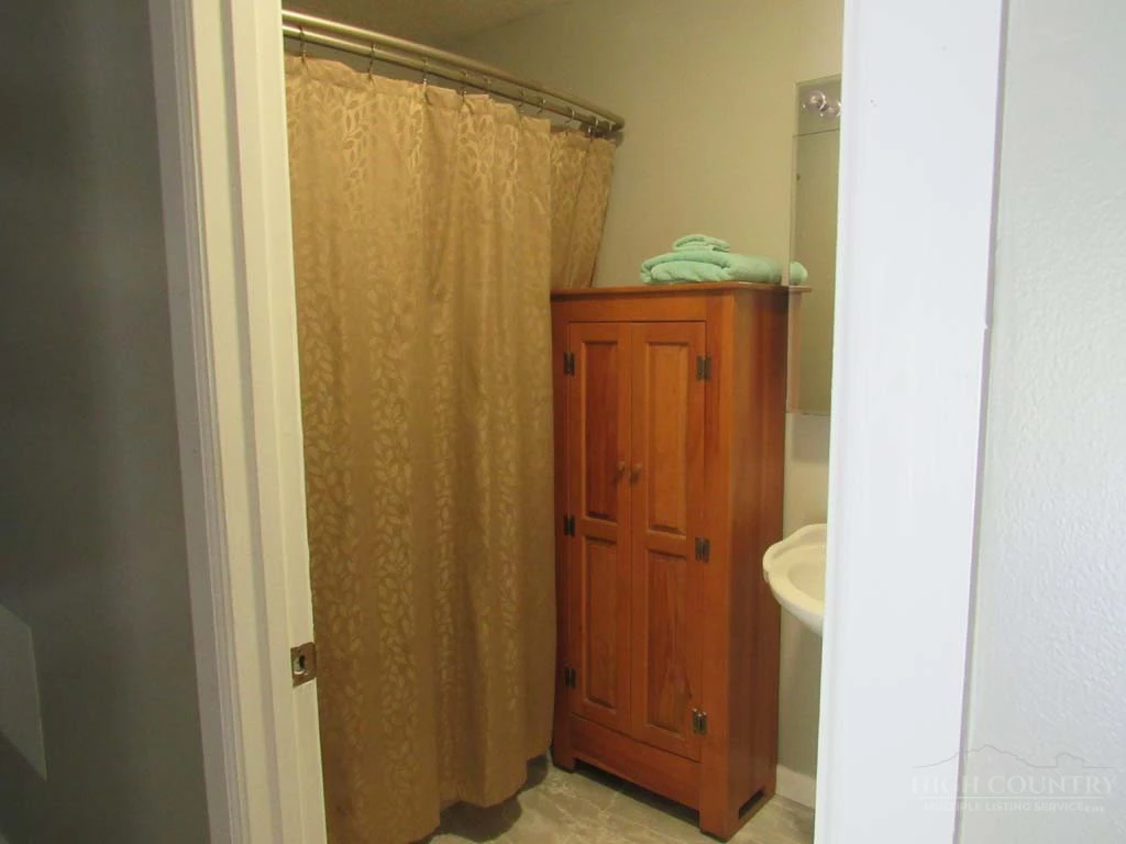 Image number 11 for the current listing