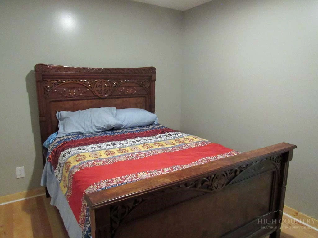Image number 13 for the current listing