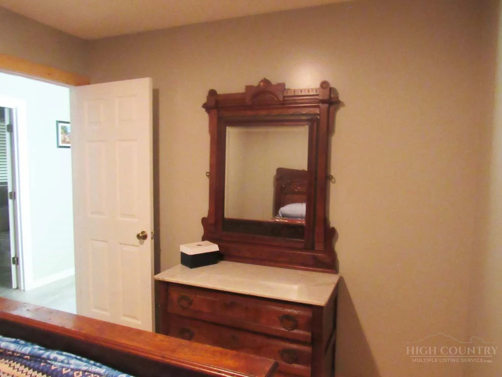 Image number 2 for the current listing