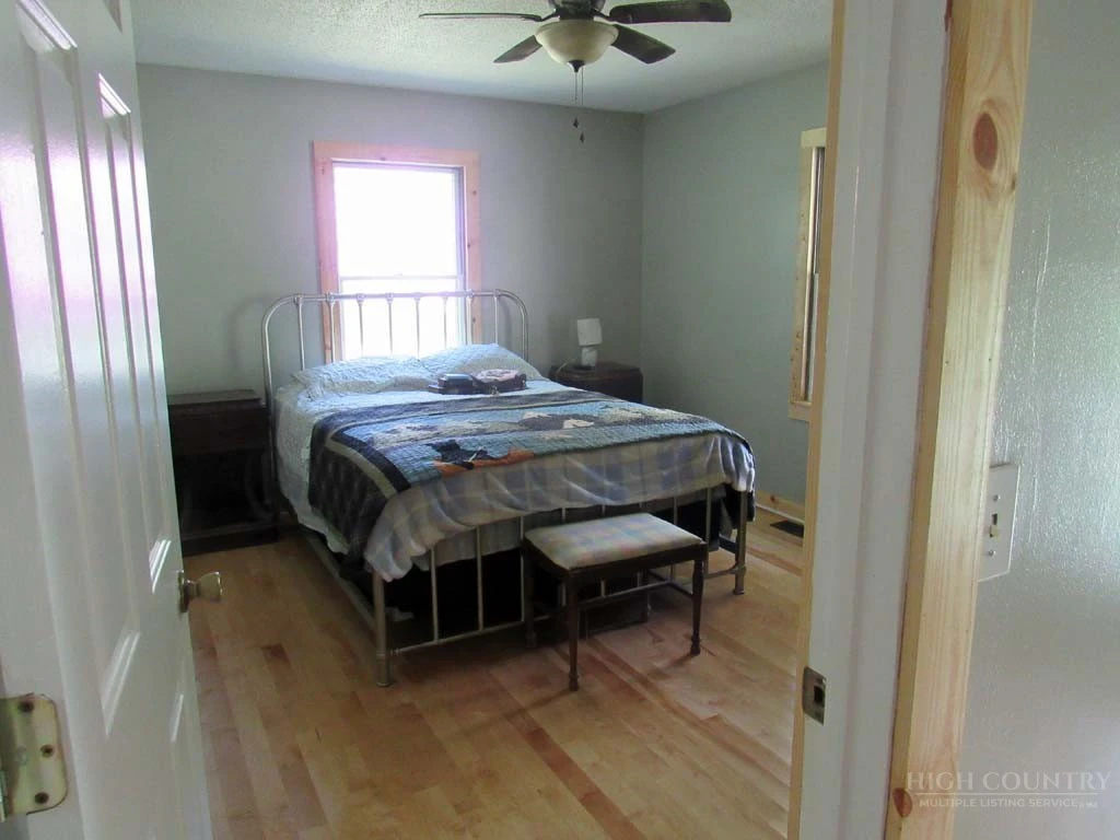 Image number 15 for the current listing