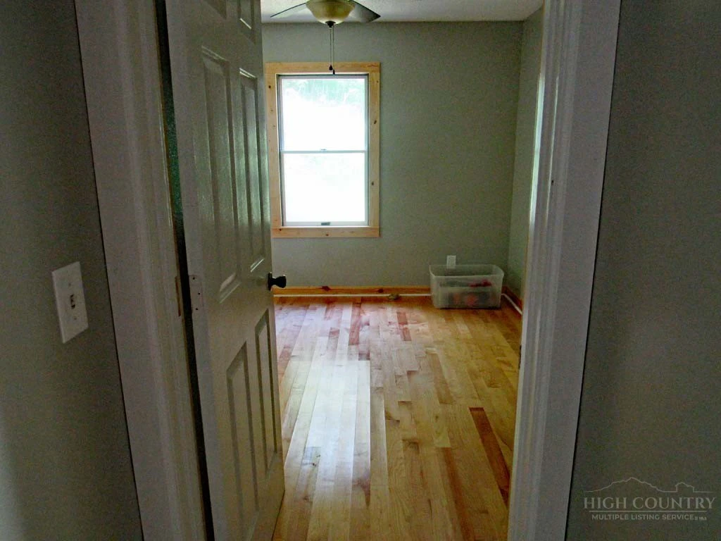 Image number 18 for the current listing