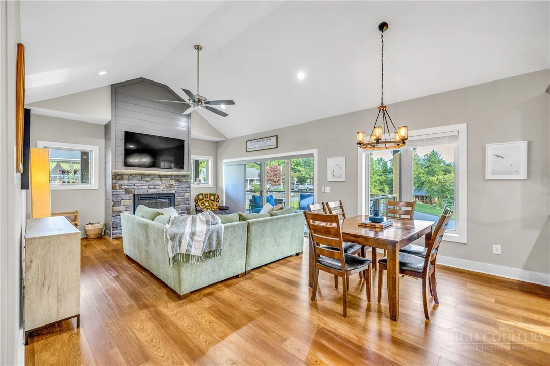 Image number 18 for the current listing