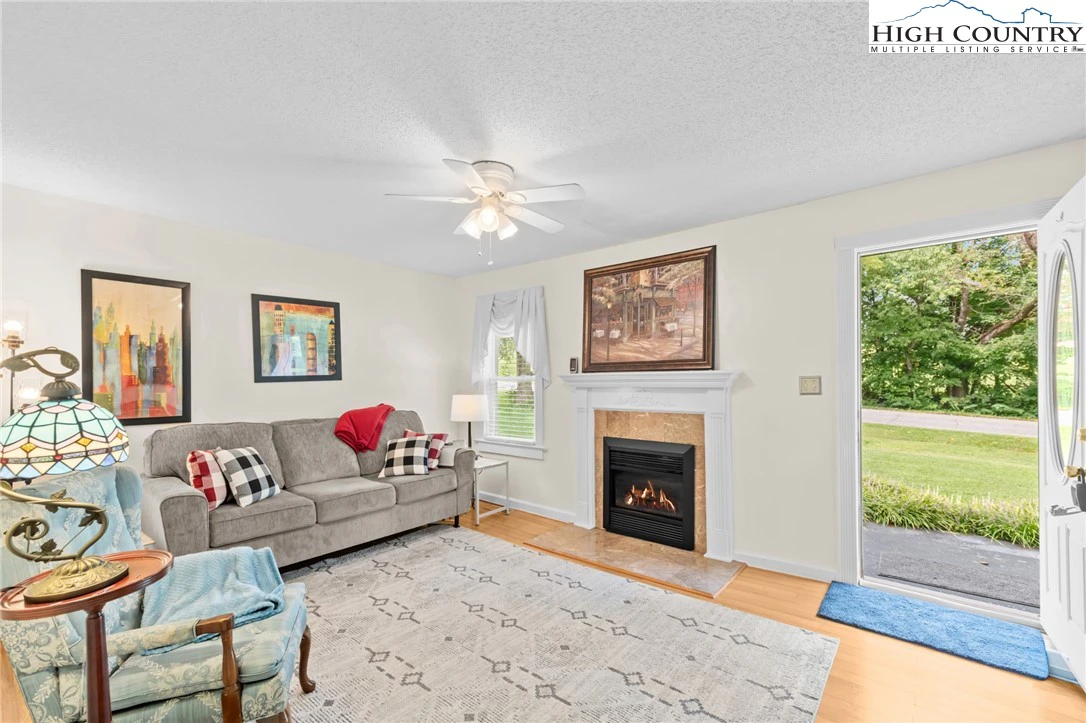 Image number 3 for the current listing