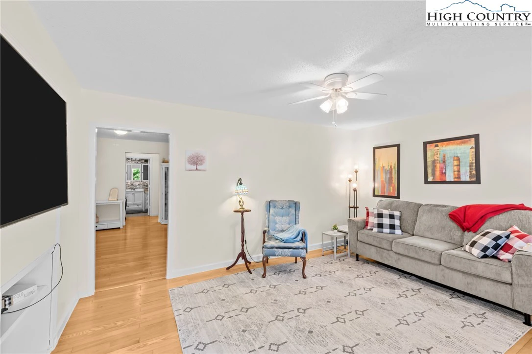 Image number 4 for the current listing
