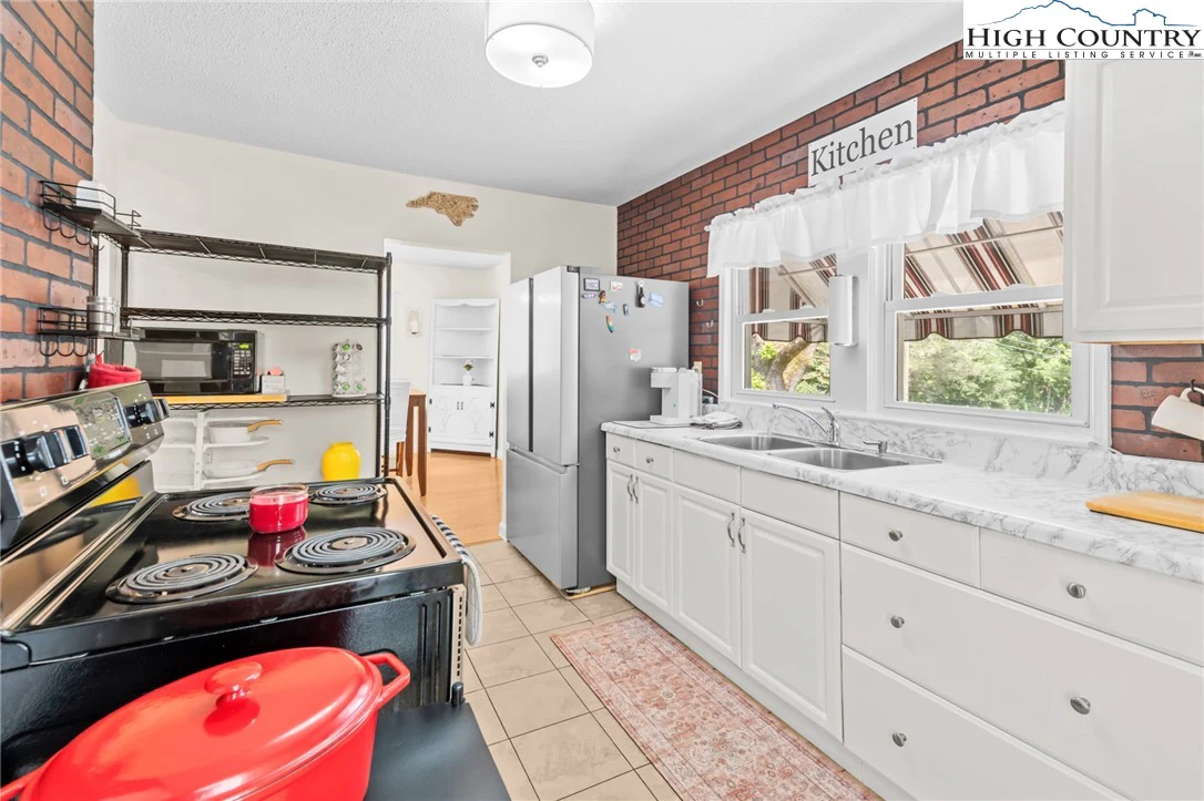 Image number 6 for the current listing