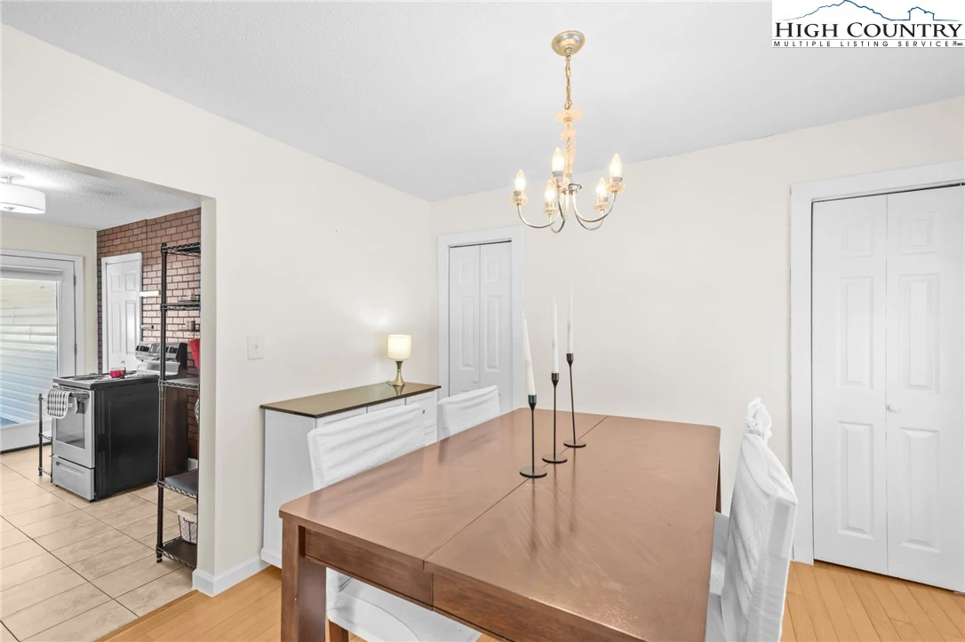 Image number 9 for the current listing