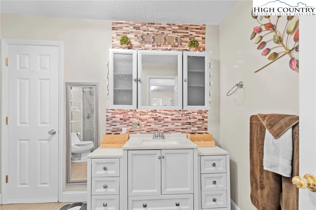 Image number 13 for the current listing