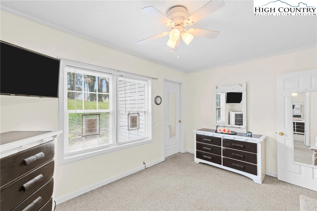 Image number 15 for the current listing