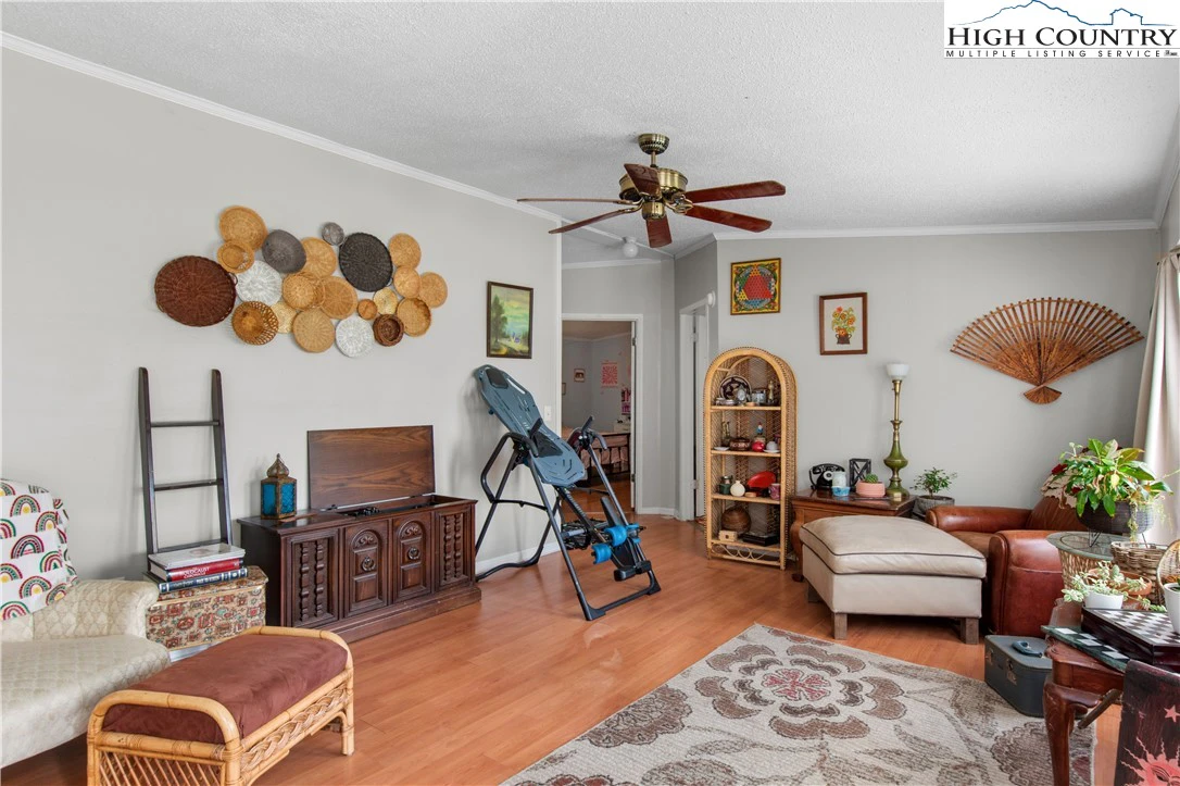 Image number 2 for the current listing