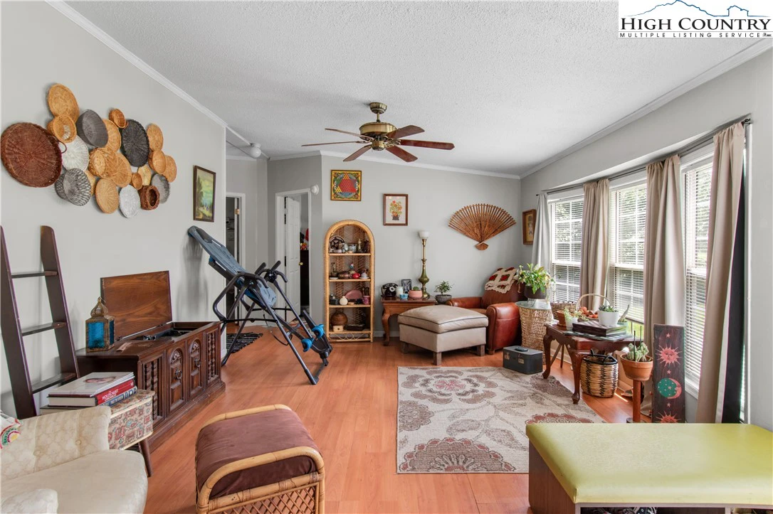 Image number 8 for the current listing